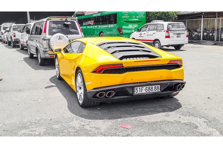Tên đầy đủ của xe là Lamborghini Huracan LP 610-4. Trong đó LP chỉ cấu hình động cơ đặt dọc (longitudinale/posteriore), 610 là công suất động cơ V10 5.2l của xe (tính bằng đơn vị ps, tương đương 602 mã lực) và 4 ám chỉ hệ dẫn động 4 bánh toàn thời gian.