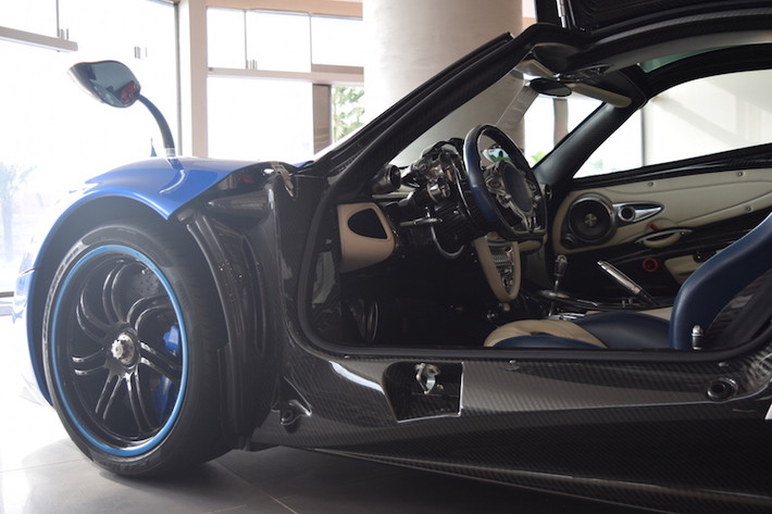 Phần khung của Huayra có thiết kế nguyên khối và được làm từ sợi carbon, khiến cho thân xe cực kỳ cứng vững, bảo vệ hành khách trong va chạm và nâng cao hiệu năng của xe.