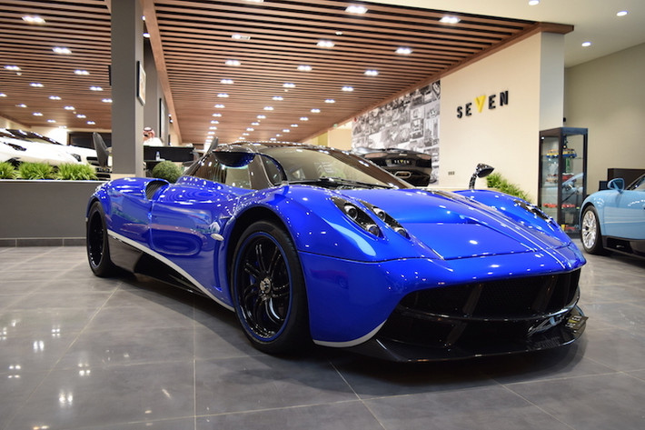 Hiện đang được trưng bày tại showroom siêu xe Seven Car Lounge tại Ả Rập Saudi, chiếc Pagani Huayra đầu tiên có giá chỉ được tiết lộ cho các khách hàng có nhu cầu mua, nhưng chắc chắn sẽ vào khoảng vài triệu USD.