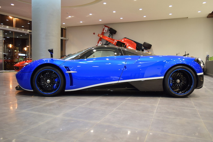 Chiếc Pagani Huayra đầu tiên được sản xuất dành cho khách hàng (không tính tới các phiên bản thử nghiệm nội bộ của Pagani) nổi bật với tông màu xanh và chỉ kẻ thân xe màu trắng.