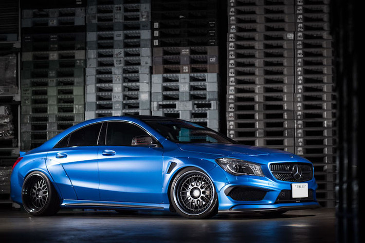 Tuy nhiên chi tiết khiến bộ widebody này khác biệt với các đối thủ trên thị trường đó là toàn bộ các hốc bánh đã được nới rộng ra bởi nẹp bắt vít vào thân xe.