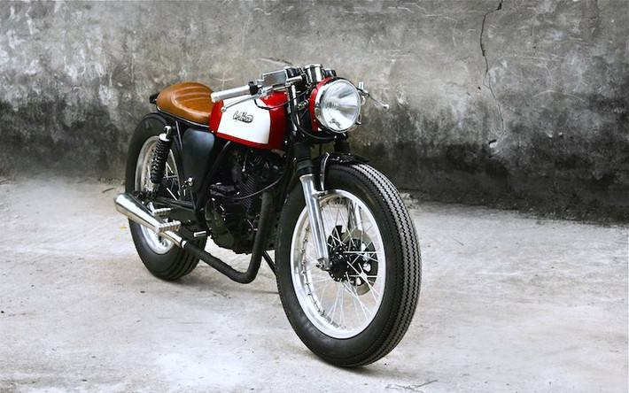 Trái với vẻ ngoài "bụi bặm" của bản độ GN250 Scrambler trước đó, chiếc Suzuki GN125 Cafe Racer mới nhất của DuongDoan Design lại có vẻ bóng bẩy và đẹp mắt như một "quý ông" trong bộ vest lịch lãm trên phố.