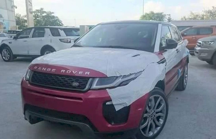 Phiên bản nâng cấp nhẹ Range Rover Evoque 2016 đã được giới thiệu lần đầu tại triển lãm Geneva hồi tháng 3 vừa qua. Vào tháng 8/2015, mẫu xe này mới bắt đầu được phân phối tới các showroom đầu tiên trên Thế giới vào tháng 8 năm nay.