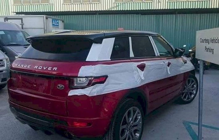 Ở phía sau, chiếc xe được trang bị thêm tính năng mở cửa sau rảnh tay, cho phép người dùng có thể mở cửa sau xe bằng cách quẹt chân ở phía dưới cản sau.