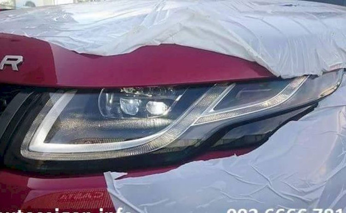 So với bản cũ, Range Rover Evoque 2016 chỉ được cải tiến nhẹ bên ngoài, bao gồm cản trước thể thao theo phong cách của chiếc Range Rover Sport SVR thể thao, cùng với đèn pha LED hiện đại. Phiên bản 5 cửa nay cũng có thêm khe tản nhiệt bên hốc bánh trước, vốn trước đây chỉ có trên bản 3 cửa.