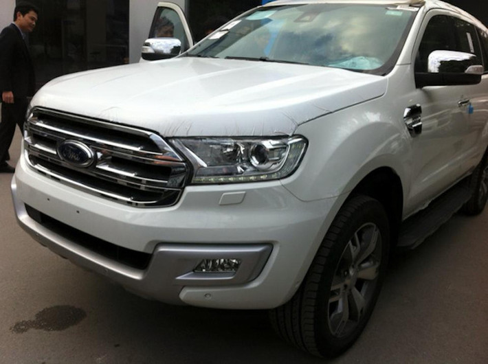Chiếc Ford Everest 2016 đầu tiên đã được đưa về một đại lý của hãng tại Hà Nội. Chiếc xe này là bản cao cấp nhất Titanium 3.2 AT 4x4 và được sử dụng để đào tạo kiến thức cho nhân viên.