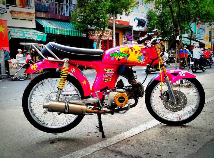 Về "nội công", chiếc 67 đã được nâng dung tích lên thành 110 hoặc 125 cc, kèm theo đó là chế hòa khí "bông mai" nổi tiếng và lọc gió YCS, Chiếc xe cũng được trang bị pô độ để có tiếng nổ hay hơn.
