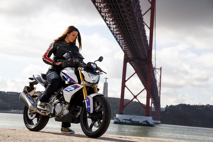 So với mẫu concept Stunt G 310 được BMW ra mắt vào tháng 10, chiếc naked bike giá rẻ sản xuất hàng loạt mang tên BMW G310R không có sự khác biệt nhiều về thiết kế.