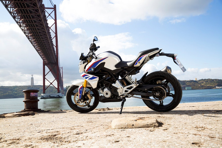 Giống như đối thủ KTM Duke 390, G310R cũng có kết cấu khung thép dạng Trellis, khiến trọng lượng xe được đưa xuống mức 158,5 kg.
