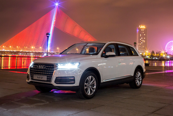Thuộc thế hệ mới nhất, Audi Q7 2.0 TFSI cũng sở hữu thiết kế gọn gàng và sắc sảo hơn phiên bản cũ, với các điểm nhấn như lưới tản nhiệt lục giác với khung dày và đèn pha LED chạy ban ngày thiết kế mũi tên độc đáo.