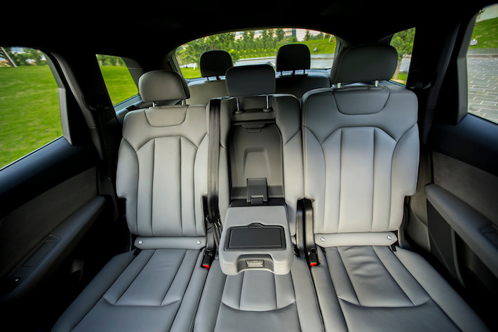 Audi Q7 hoàn toàn mới có khả năng tăng dung tích khoang hành lý từ 295 lít đến 2,075 lít khi gập hàng ghế thứ 2 và thứ 3 xuống. Cửa khoang hành lý đóng/mở điện tiêu chuẩn và thiết kế bậc cửa sau được hạ thấp gần 5 cm giúp dễ dàng chất dỡ hàng hoá vào xe.
