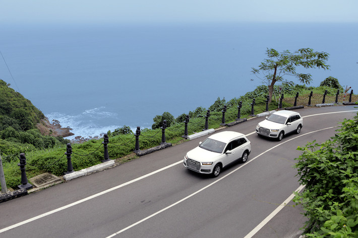 Tùy thuộc vào các trang thiết bị và tùy chọn, Audi Q7 2.0 TFSI quattro mới có giá bán khởi điểm hơn 3 tỷ đồng. Xe được hưởng chế độ bảo hành 3 năm không giới hạn số km. Các Chi nhánh Audi Hà Nội và Audi Hồ Chí Minh và Audi Đà Nẵng sẽ sẵn sang giao những chiếc xe đầu tiên ngay tháng 1 năm 2016.
