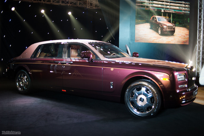 Rolls-Royce Phantom phiên bản Lửa Thiêng dựa trên chassis Phantom với trục cơ sở dài (EWB), với màu sơn 2 tông màu đặc biệt là tím hồng và ghi sáng.