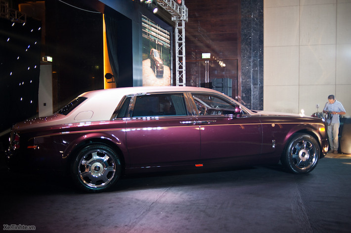 Do đã tìm được chủ nhân nên Rolls-Royce Motor Cars Hanoi không tiết lộ mức giá chi tiết cho chiếc Phantom phiên bản Lửa Thiêng đặc biệt này. Mặc dù vậy, nhiều nguồn tin cho biết rằng chiếc xe có giá lên tới gần 60 tỷ đồng.