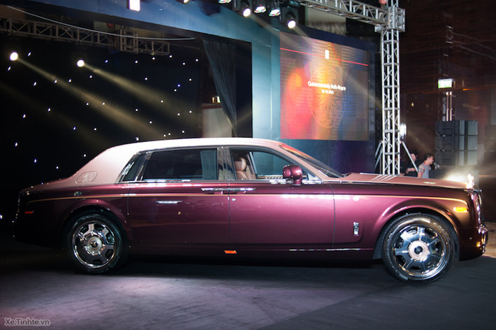 Chạy dọc thân xe là một đường kẻ ngang hông (coachline) đặc trưng trên nhiều phiên bản Rolls-Royce đặc biệt.