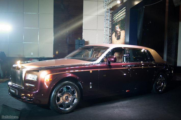 Nằm trong bộ sưu tập Đông Sơn dành riêng cho thị trường Việt Nam, Rolls-Royce Phantom phiên bản Lửa Thiêng là chiếc đầu tiên được giới thiệu, nối tiếp sau đó lần lượt sẽ là những bản đặc biệt khác như Thủy Triều, Thần Núi, Ngân Vũ, Phù Sa và Mẹ Âu Cơ.