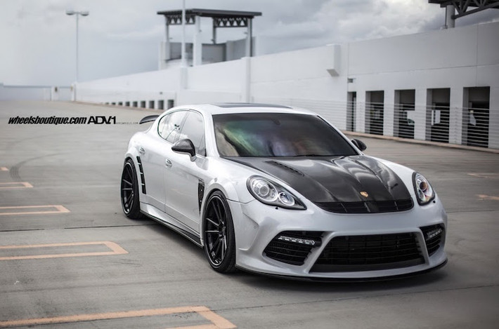 Không giống như các hãng độ khác, Mansory còn bắt tay vào độ cả hệ động lực cho Panamera Turbo. Sau khi bị "đụng chạm", khối động cơ V8 4.5l tăng áp kép của xe đã có công suất lên tới 675 mã lực và mô-men xoắn 900 Nm.