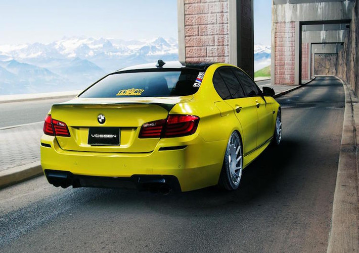 Thay vì động cơ V10 5.0l nạp khí tự nhiên, M5 F10 được trang bị động cơ 4.4l V8 tăng áp kép 560 mã lực/680 Nm mạnh mẽ hơn nhưng lại nhẹ hơn.