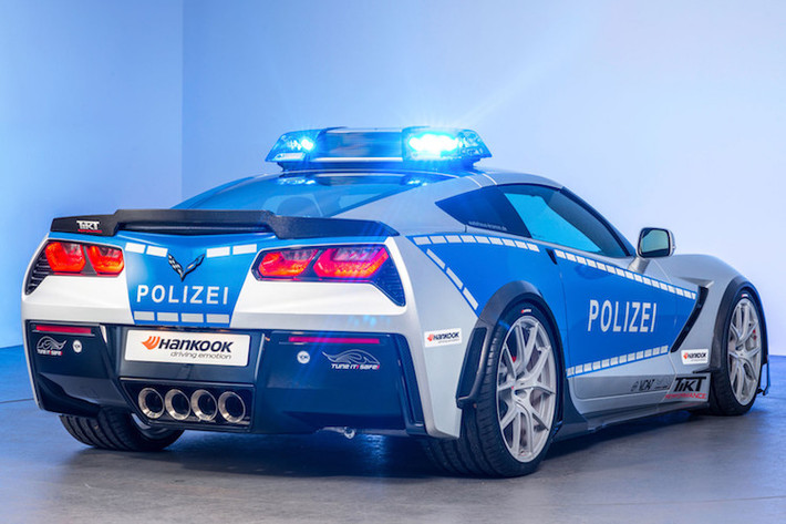 Bắt đầu từ vỏ xe, chiếc Corvette C7 Stingray của Tikt Performance đã được khoác lên mình "cảnh phục" của xe cảnh sát Đức nhờ hãng dán decal thân xe Foliatec.