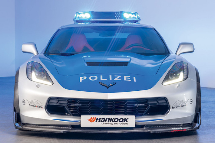Các chi tiết khí động học trên chiếc Corvette Stingray cũng đã được Tikt Performance cải tiến nhẹ.