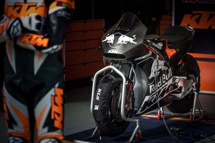 Đặc biệt, với khối động cơ V4 góc 90 độ 1000 cc mới, KTM tự hào tin rằng khi xuất hiện chính thức, RC16 sẽ trở thành mẫu xe mạnh nhất trên đường đua với công suất lên tới 250 mã lực.