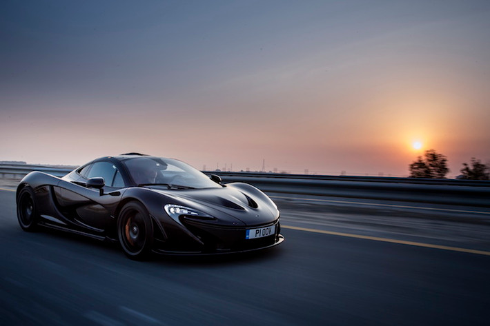 Thời gian tăng tốc từ 0-100 km/h của P1 chỉ là 2,8 giây. Mỗi chiếc P1 đều được sản xuất dành riêng dành cho một chủ nhân, mất tới 800 giờ và 105 người để hoàn thành. Chỉ tính riêng thời gian sơn một chiếc xe đã mất tới 5 ngày.