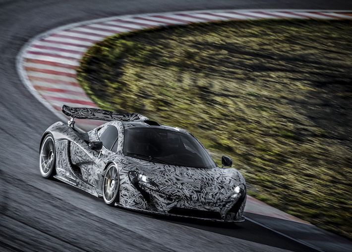 Ra mắt lần đầu dưới dạng xe ý tưởng tại triển lãm Paris Motor Show 2012, McLaren P1 được nhiều người coi là "hậu duệ" của chiếc F1 huyền thoại. Chiếc xe bắt đầu được bán chính thức kể từ tháng 10 năm 2013.