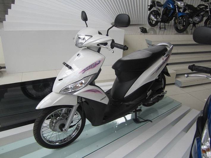 Một mẫu xe khác khá phù hợp với phái nữ hiện đang được Yamaha bán tại Indonesia là Mio J. Nếu như chiếc xe này được hãng đưa về Việt Nam, rất có thể nó sẽ trở thành đối thủ của Honda Vision.