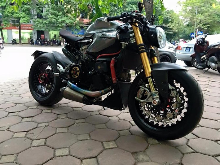 Ducati 1199 Panigale ở dạng nguyên bản vốn đã là một chiếc superbike "trong mơ" của rất nhiều người yêu môtô phân khối lớn. Kể cả khi Ducati đã tung ra "hậu duệ" 1299 mới, chiếc xe vẫn còn được nhiều Ducatista ( người yêu Ducati) giành tình cảm đặc biệt.