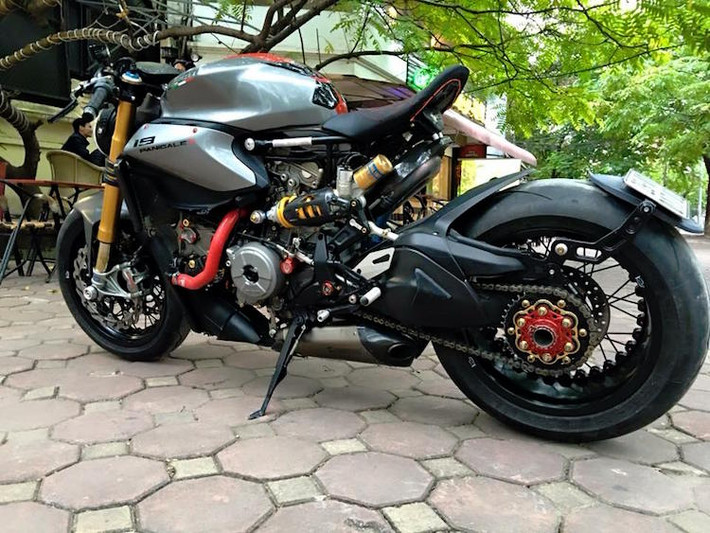 Điểm đặc biệt của bản độ này đó là cả 2 bánh của chiếc xe đã được độ sang bánh căm của Kineo, thay vì sử dụng mâm đúc Marchesini 3 cánh hình đinh ba như xe nguyên bản.
