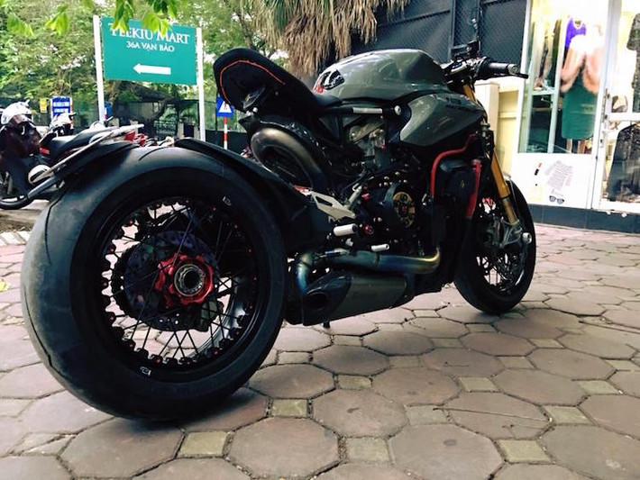 Tại Việt Nam, số lượng 1199 Panigale không nhiều và gần như tất cả trong số chúng đều vẫn giữ lại kiểu dáng superbike nguyên bản. Với mong muốn tạo cá tính riêng cho chiếc xe, anh Nam - một Ducatista tại Hà Nội đã "dũng cảm" độ lại chiếc xe theo dáng streetfighter cực dữ dằn.