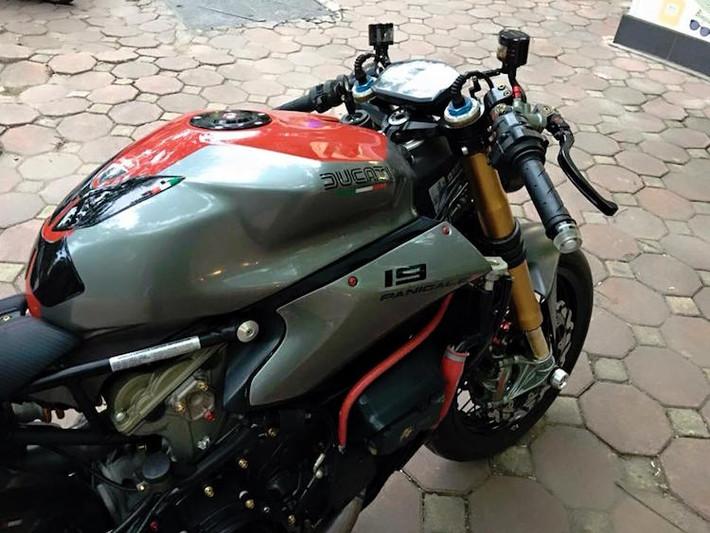 Toàn bộ phần quây gió trước của chiếc 1199 Panigale đã được lột bỏ hoàn toàn, đồng thời chiếc xe được lắp đèn pha tối giản hình oval phía trước.