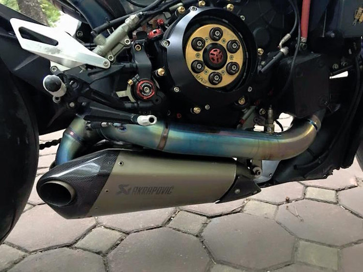 Động cơ của xe được độ nhẹ nhàng với bộ ly hợp khô và cổ pô titan, kèm theo lon Akrapovic "hàng hiệu".