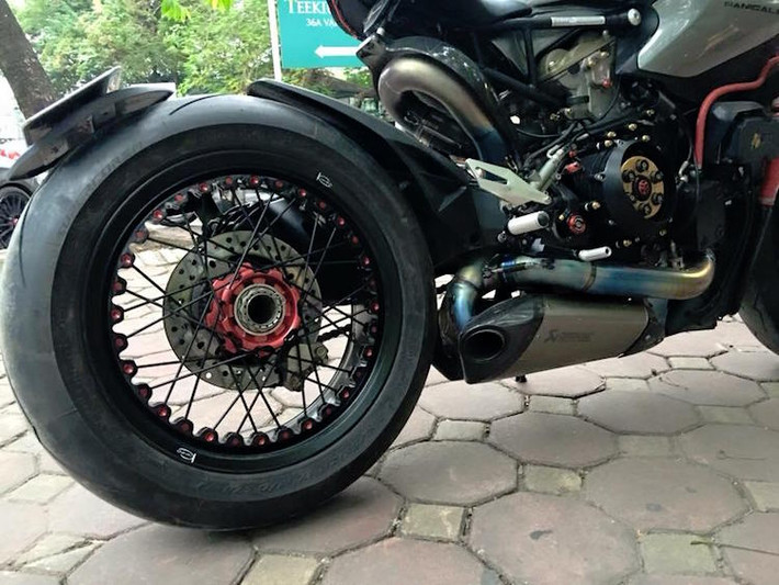 Toàn bộ phần khung phụ của chiếc 1199 Panigale cũng đã bị tháo bỏ, khiến chiếc xe chỉ còn lại duy nhất một chỗ ngồi.