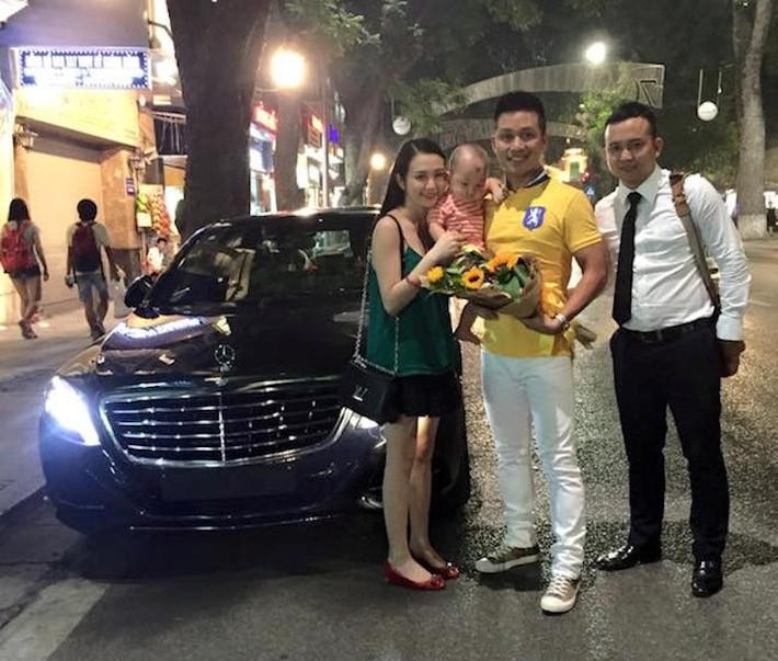 Tại Việt Nam, Mercedes S400L cùng với S500L là một trong hai phiên bản S-Class được phân phối chính hãng bởi Mercedes. Khách hàng có nhu cầu với những phiên bản cao cấp hơn như S600, S63 hay S65 AMG sẽ phải đặt trước với Mercedes.