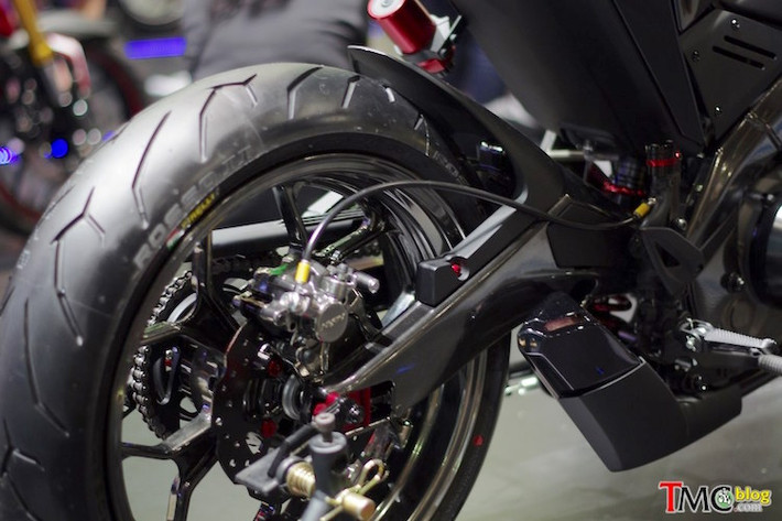 Cuối cùng, chiếc xe đã được trang bị cặp lốp "hàng hiệu" Pirelli Diablo Rosso II, với kích thước 120/60/17 cho bánh trước và 150/60/17 cho bánh sau.