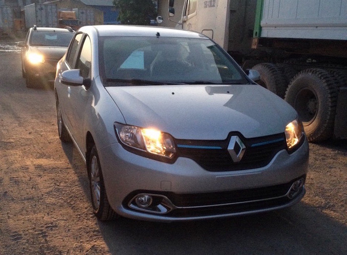 Mẫu xe thứ 2 được Renault nhập về là Logan - một chiếc sedan cỡ nhỏ.