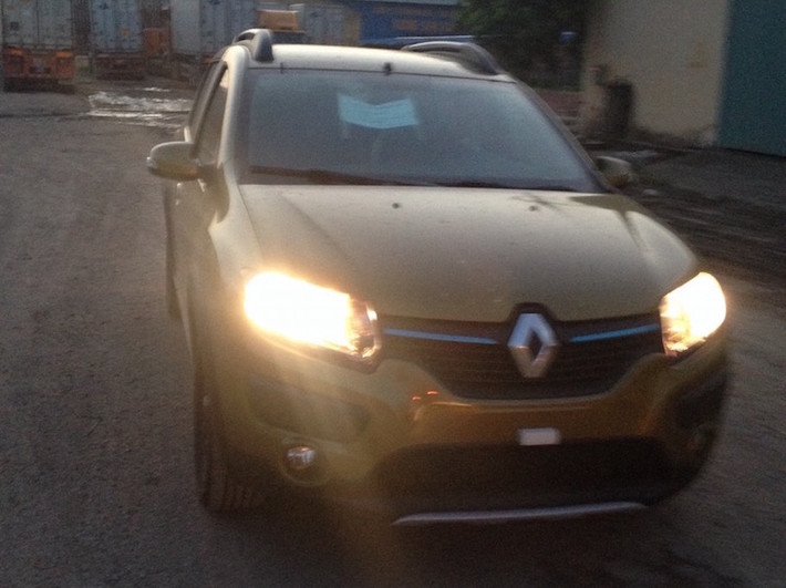 Mẫu xe cuối cùng trong loạt 3 xe giá rẻ của Renault vừa được nhập về Việt Nam là chiếc crossover thành thị Sandero Stepway, cạnh tranh với Hyundai i20 Active và Ford EcoSport.