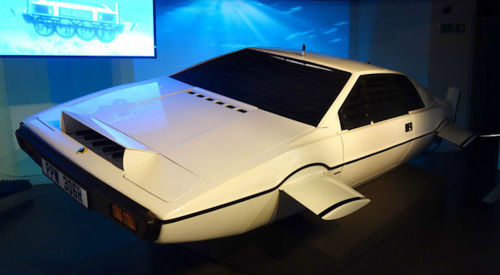 Lotus Esprit S1 trong The Spy Who Loved Me (1977): Chiếc Lotus đã gây bất ngờ cho khán giả khi có thể chuyển thành một chiếc tàu ngầm chỉ bằng nút bấm. Ngoài ra, nó còn có dàn súng ẩn nằm giữa hai đèn pha và hàng loạt các trang bị độc đáo khác.