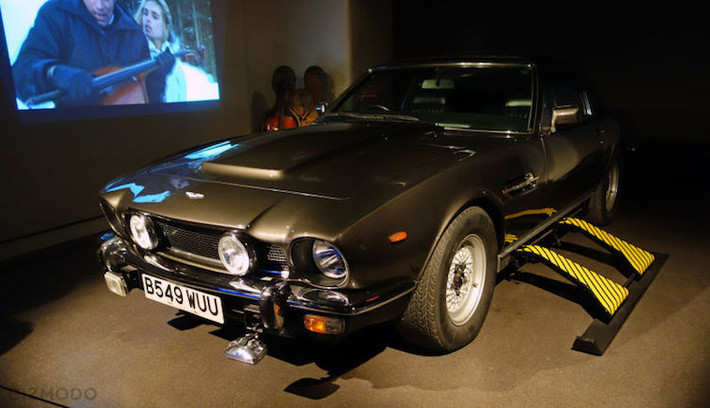 Aston Martin V8 Vantage trong The Living Daylights (1987): Có kiểu dáng giống như một chiếc xe "cơ bắp" Mỹ, chiếc V8 Vantage của Bond được lắp lốp gai, ván trượt tuyết và một động cơ tên lửa có thể giúp chiếc xe vượt qua bất kỳ trở ngại nào trên đường.