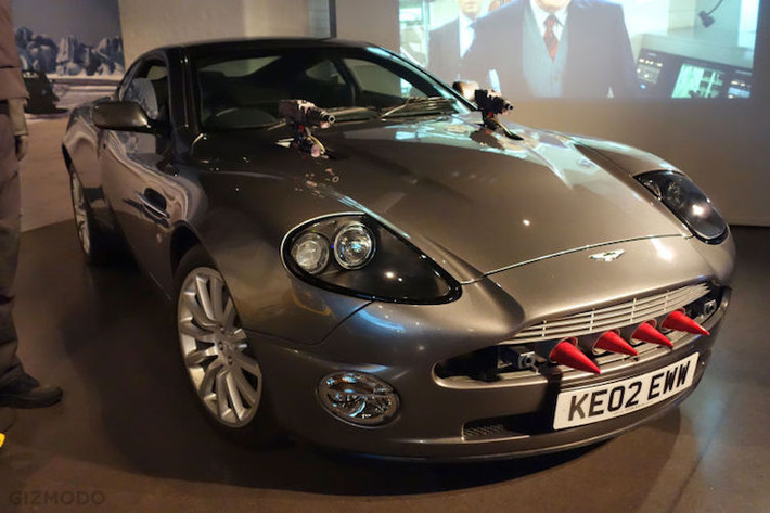 Aston Martin Vanquish trong Die Another Day (2002): Ở phần phim này, những chiếc Bondmobile đã được nâng lên một tầm cao mới. Ngoài dàn tên lửa giấu sau lưới tản nhiệt và súng máy trên nắp ca-pô, chiếc Vanquish còn có một khả năng đặc biệt: tàng hình.
