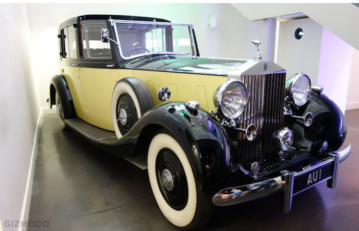 1937 Rolls-Royce Phantom III trong tập phim Goldfinger (1964): đây là chiếc xe "già" nhất từng xuất hiện cùng điệp viên 007 James Bond. Chiếc xe đóng vai trò quan trọng trong bộ phim, khi nó được sử dụng để vận chuyển trái phép hàng tấn vàng.