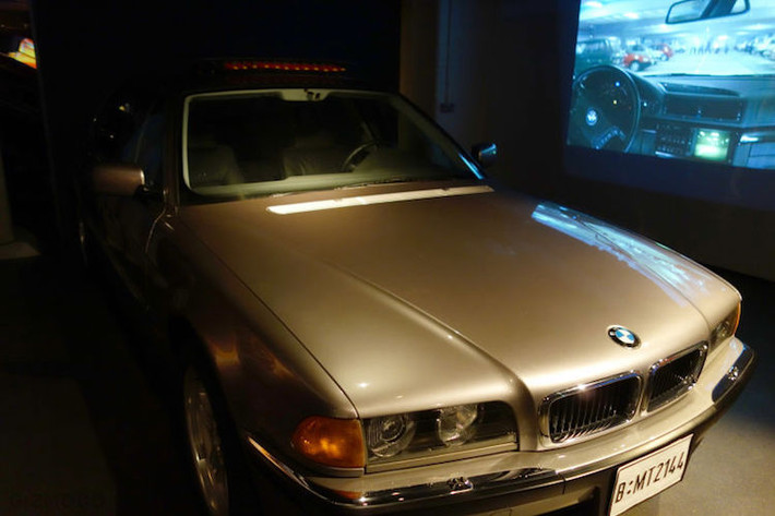 BMW 750iL trong Tomorrow Never Dies (1997): Chiếc xe này đã khiến khán giả ấn tượng bởi khả năng điều khiển từ xa thông qua điện thoại thông minh. Phải tới 20 năm sau, khả năng này mới được "hiện thực hoá" phần nào bằng chìa khoá thông minh trên thế hệ 7 Series hiện nay.