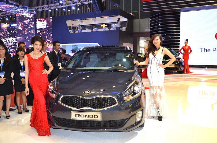 Kia Rondo là sự kết hợp giữa những tính năng tiện nghi và tính hữu dụng củamột chiếc xe thân thiện với gia đình. Ngoại thất xe mang đậm phong cách thể thao, trong khi nội thất được trang bị nhiều tiện nghi đáng giá.