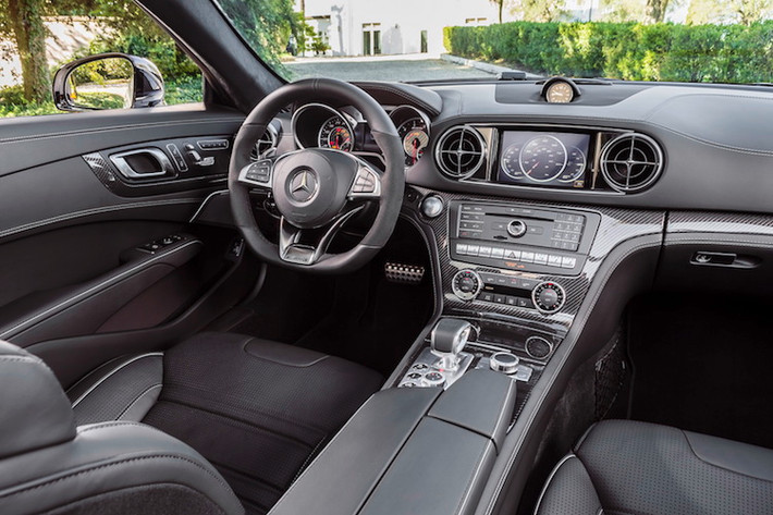 Nội thất trên chiếc SL đã được Mercedes thay đổi nhẹ với tay lái từ AMG GT và hệ thống thông tin giải trí với màn hình có kích thước lớn hơn.