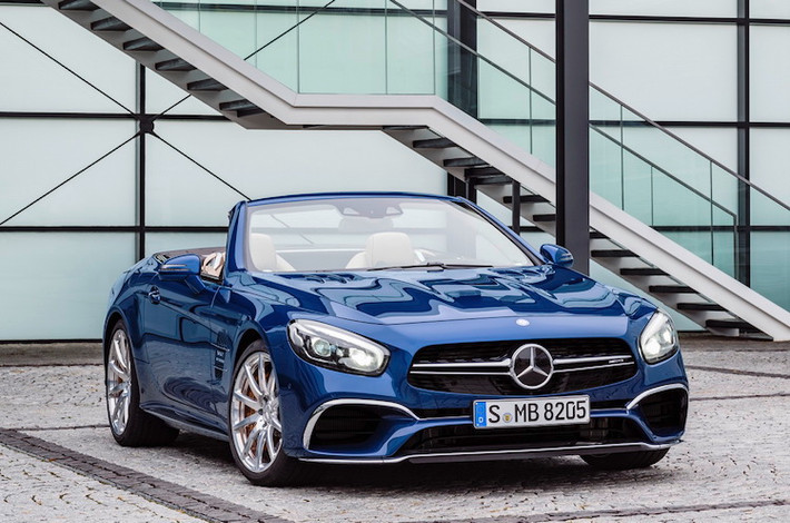 Với phiên bản 2017 mới nhất, SL sẽ mang "bộ mặt" mới, tương tự như những chiếc Mercedes mới được tung ra trong thời gian vừa qua. Đặc biệt, phần đèn pha của xe có thiết kế khá giống chiếc siêu xe AMG GT với các đèn LED ban ngày.