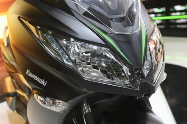 Trên J125, Kawasaki đã đem tới rất nhiều chi tiết thiết kế lấy cảm hứng thể thao từ các dòng xe Ninja, rõ nét nhất là cụm đèn pha tương tự như Kawasaki Ninja 300. 2 bánh xe có kích thước vành trước/sau lần lượt là 14 và 13 inch.