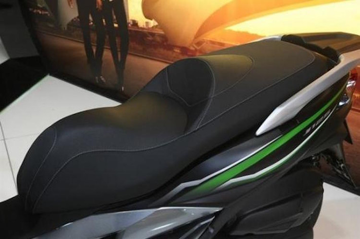 Yên xe có thiết kế 2 tầng theo đúng phong cách maxi scooter. Trong đó chiều cao yên ở vị trí người lái tới mặt đất đạt 775 mm.