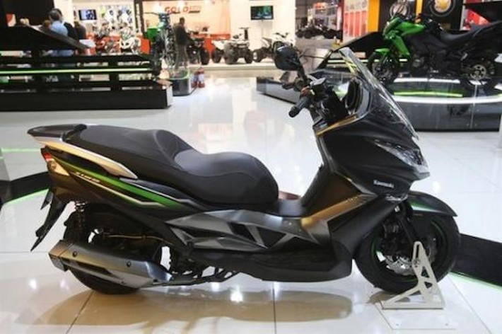 Thân xe được thiết kế với những đường nét góc cạnh, cá tính. Bộ tem 2 tông màu xanh lá/bạc một lần nữa lại gợi nhớ tới Ninja 300. Với cấu trúc khung thép kim cương, J125 có trọng lượng lên tới 182 kg.