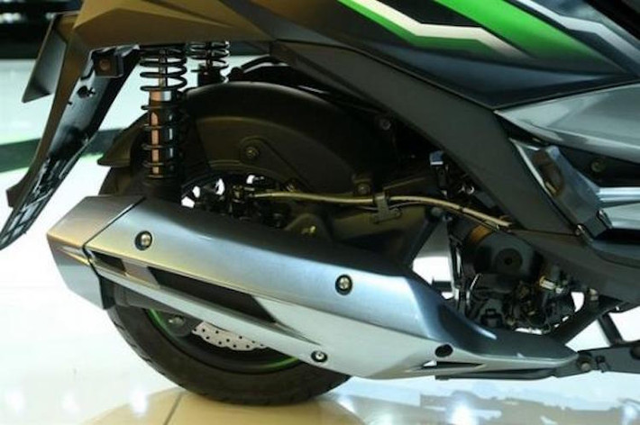 Với công suất tối đa 14 mã lực cùng với mô-men xoắn cực đại 11,5 Nm, động cơ này tỏ ra hơi "vất vả" để có thể kéo được khối trọng lượng lên tới 182 kg. Tuy nhiên, hiện Kawasaki chưa có ý định tung ra thêm bản 150 cc cho xe.